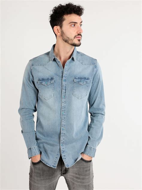 Camicie e giacche in denim .